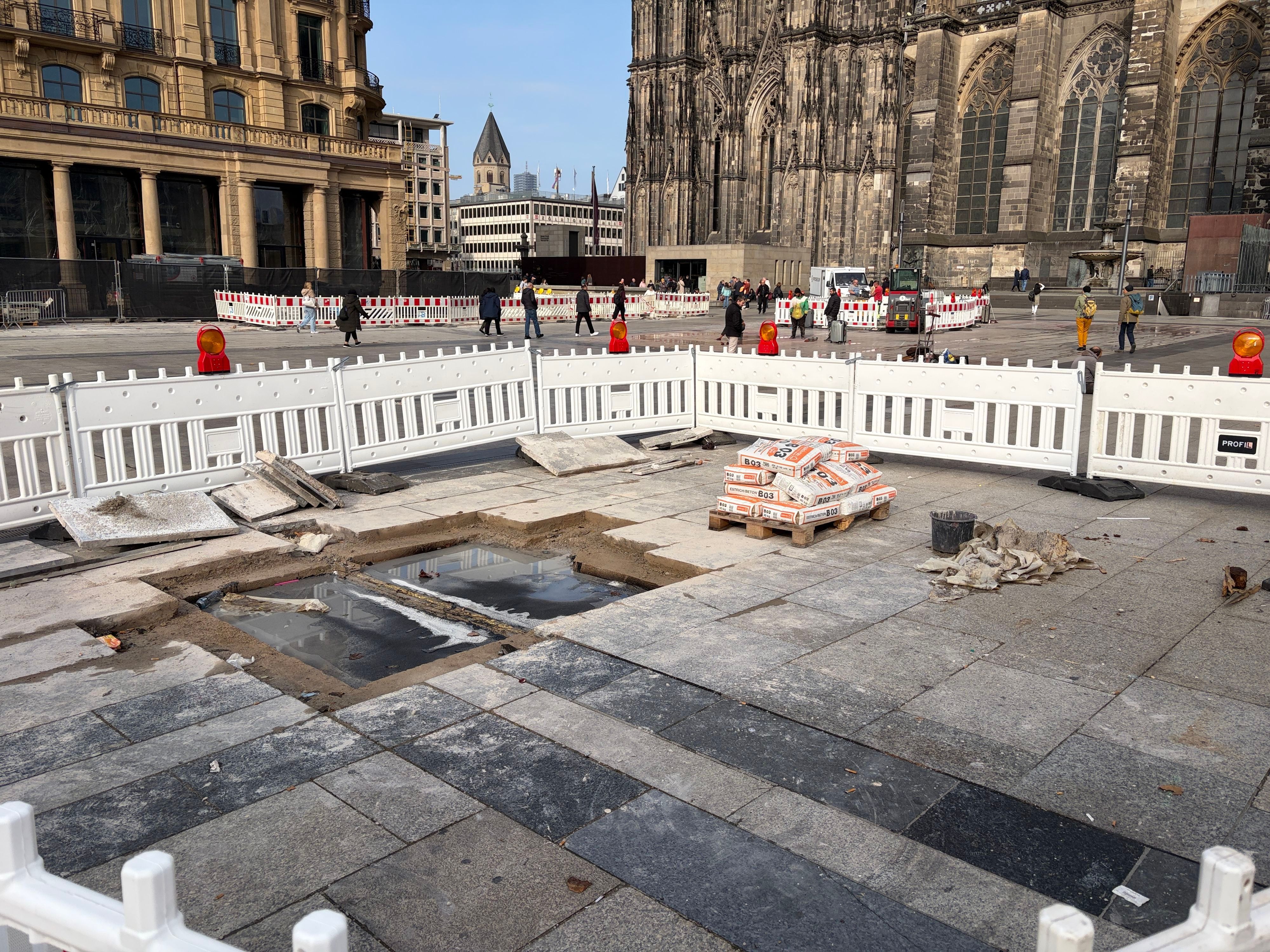 Der Roncalliplatz ist an mehreren Stellen gesperrt.