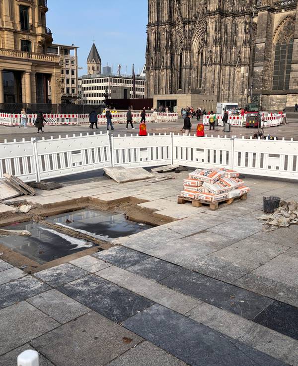 Der Roncalliplatz ist an mehreren Stellen gesperrt.