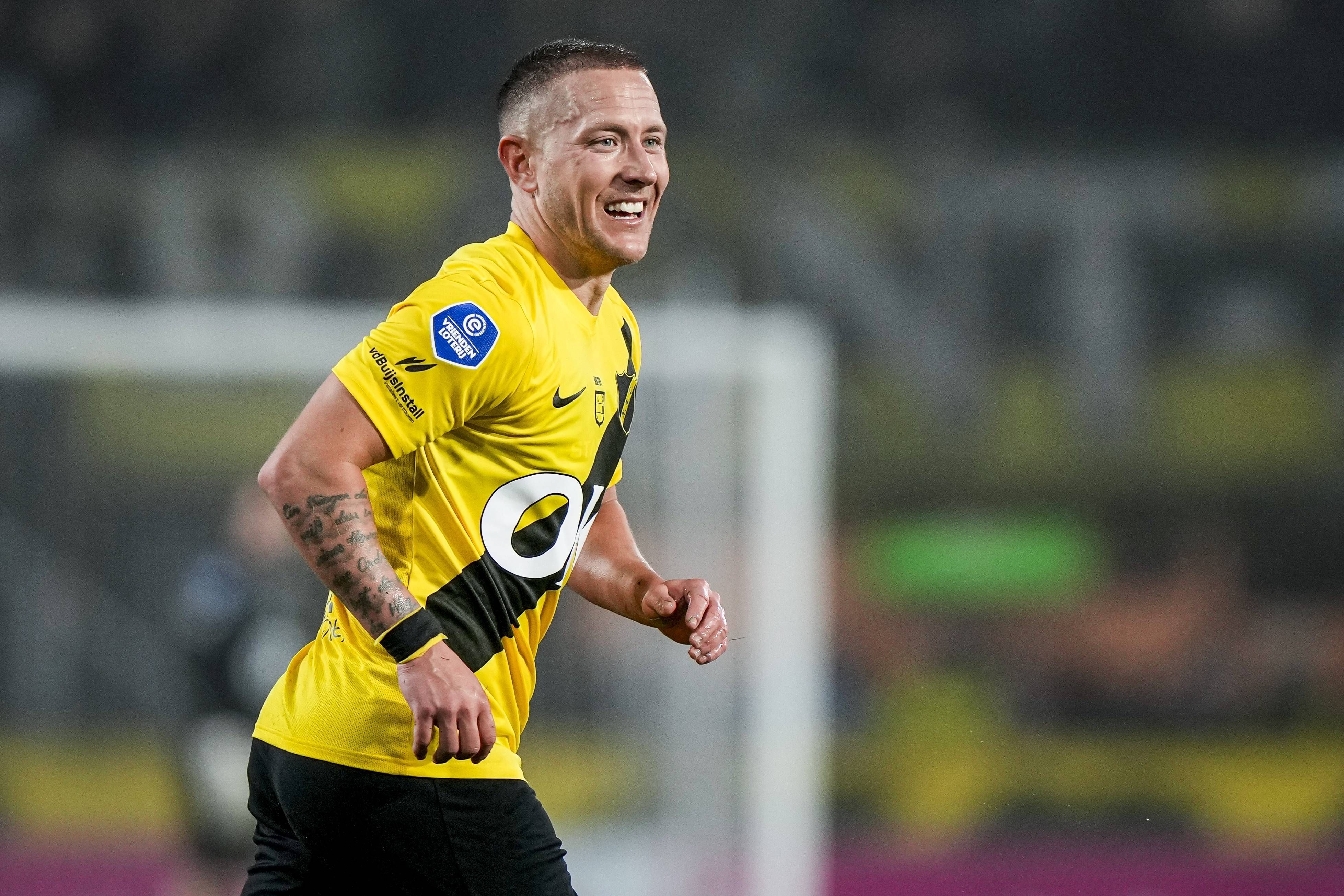 Lewis Holtby lächelt auf dem Spielfeld.