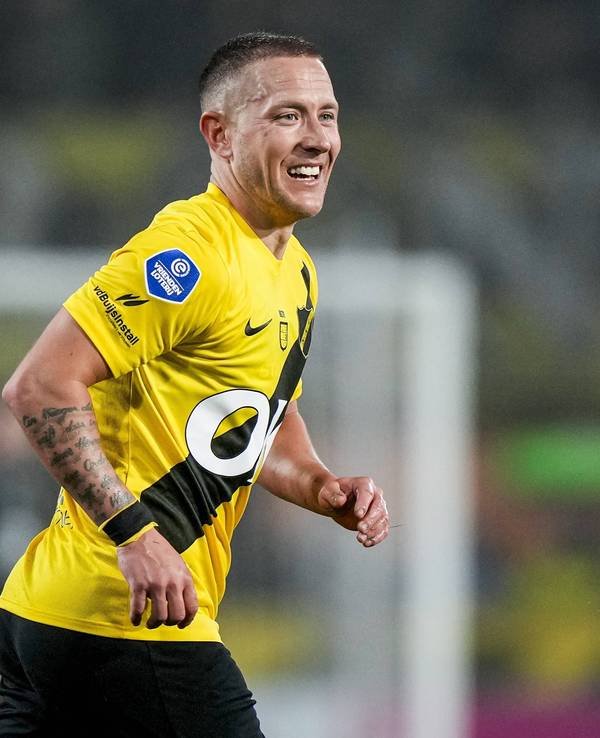 Lewis Holtby lächelt auf dem Spielfeld.