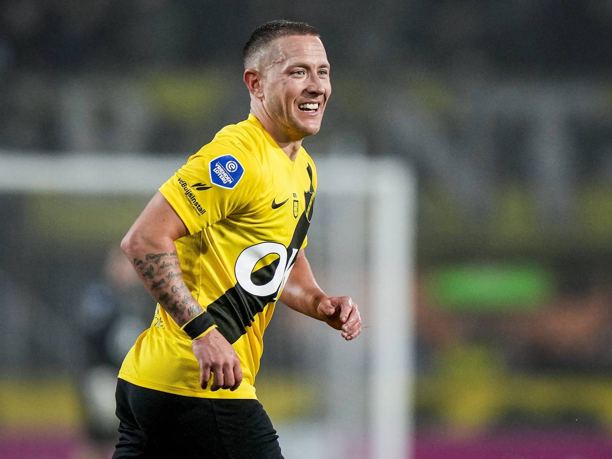 Lewis Holtby lächelt auf dem Spielfeld.
