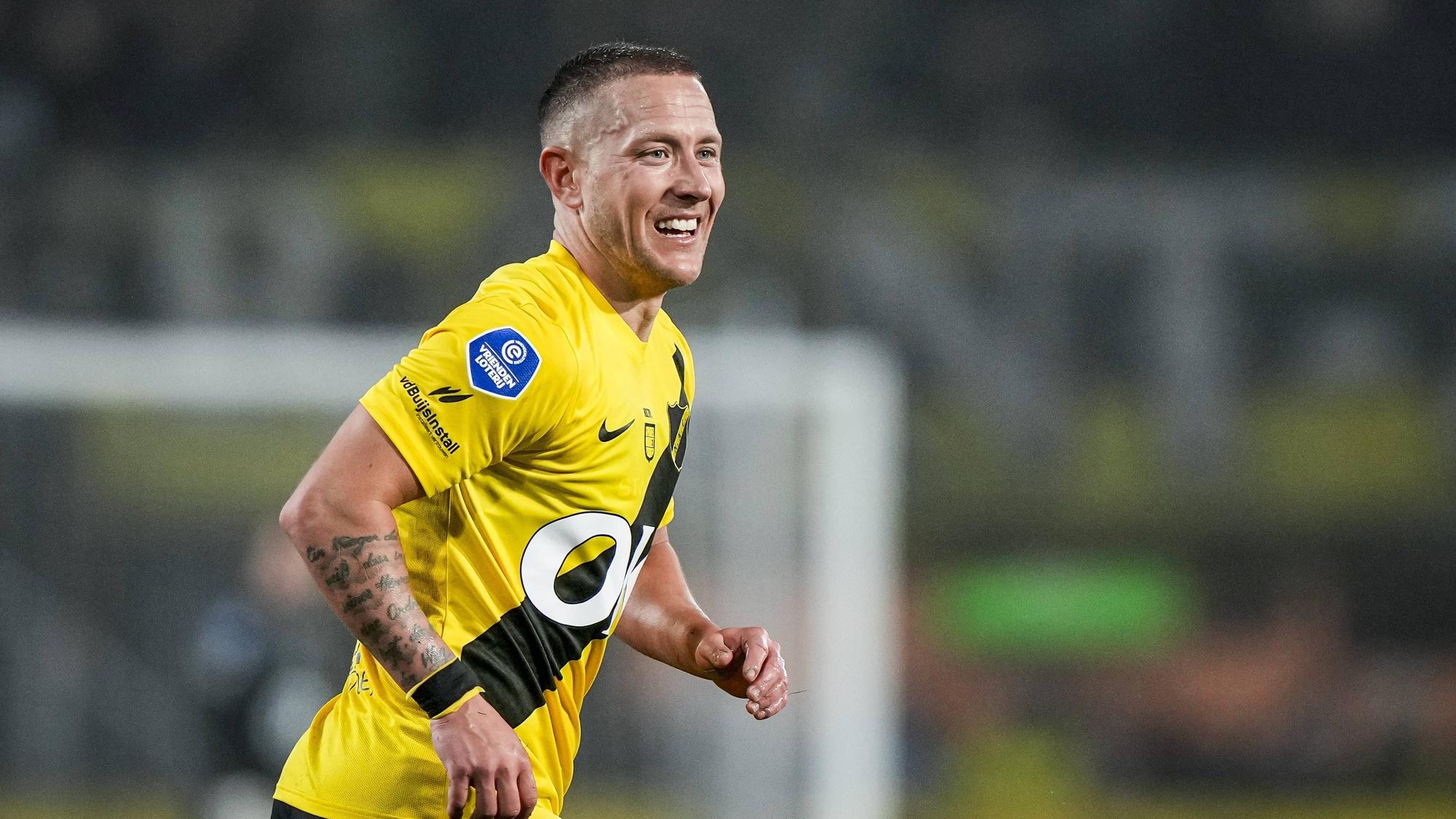Lewis Holtby lächelt auf dem Spielfeld.