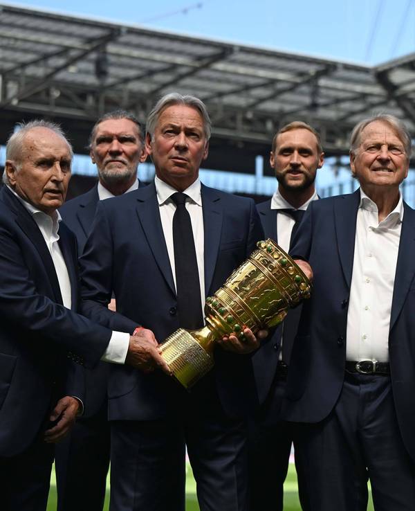 Der „Club der Legenden“ des 1. FC Köln mit Pokal und Meisterschale (v.l.): Heinz Hornig, Paul Steiner, Organisator Stephan Engels, Marcel Risse, Karl-Heinz Thielen, Herbert Zimmermann, Dieter Prestin, Jonas Hector, Harald Konopka