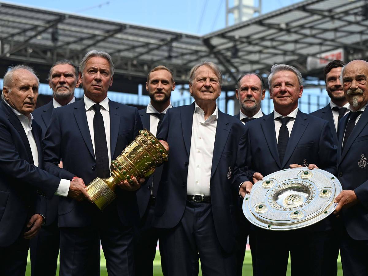 Der „Club der Legenden“ des 1. FC Köln mit Pokal und Meisterschale (v.l.): Heinz Hornig, Paul Steiner, Organisator Stephan Engels, Marcel Risse, Karl-Heinz Thielen, Herbert Zimmermann, Dieter Prestin, Jonas Hector, Harald Konopka