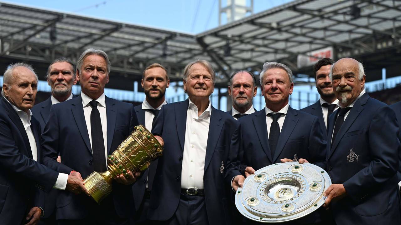 Der „Club der Legenden“ des 1. FC Köln mit Pokal und Meisterschale (v.l.): Heinz Hornig, Paul Steiner, Organisator Stephan Engels, Marcel Risse, Karl-Heinz Thielen, Herbert Zimmermann, Dieter Prestin, Jonas Hector, Harald Konopka