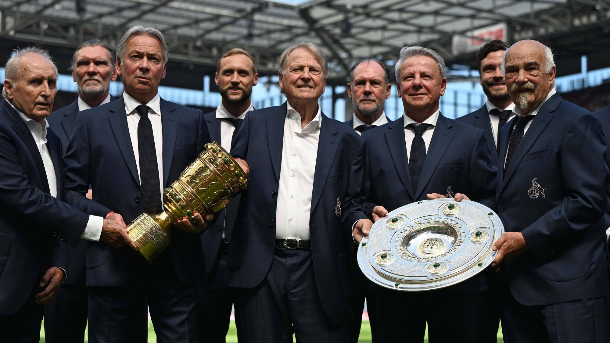 Der „Club der Legenden“ des 1. FC Köln mit Pokal und Meisterschale (v.l.): Heinz Hornig, Paul Steiner, Organisator Stephan Engels, Marcel Risse, Karl-Heinz Thielen, Herbert Zimmermann, Dieter Prestin, Jonas Hector, Harald Konopka