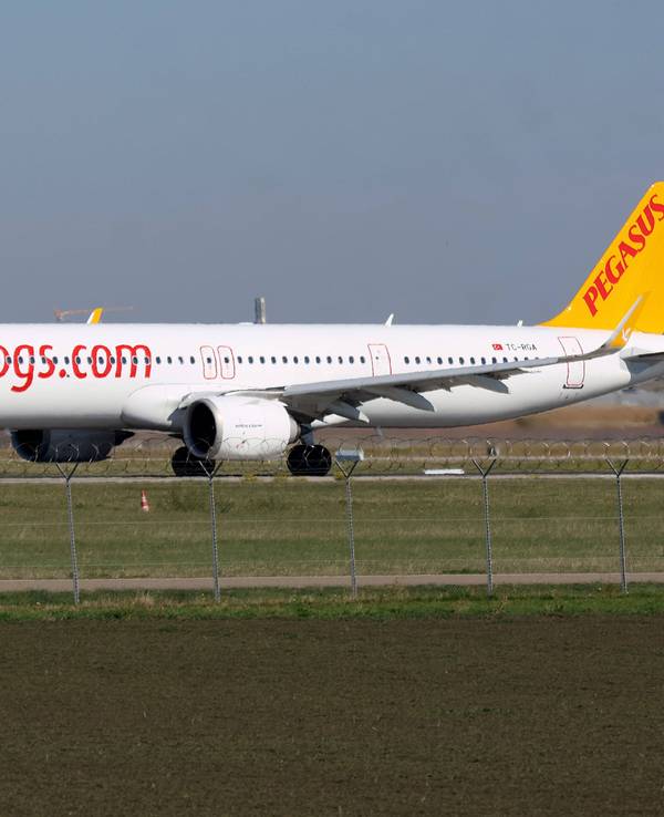 Ein Airbus der Billigairline Pegasus steht auf der Startbahn