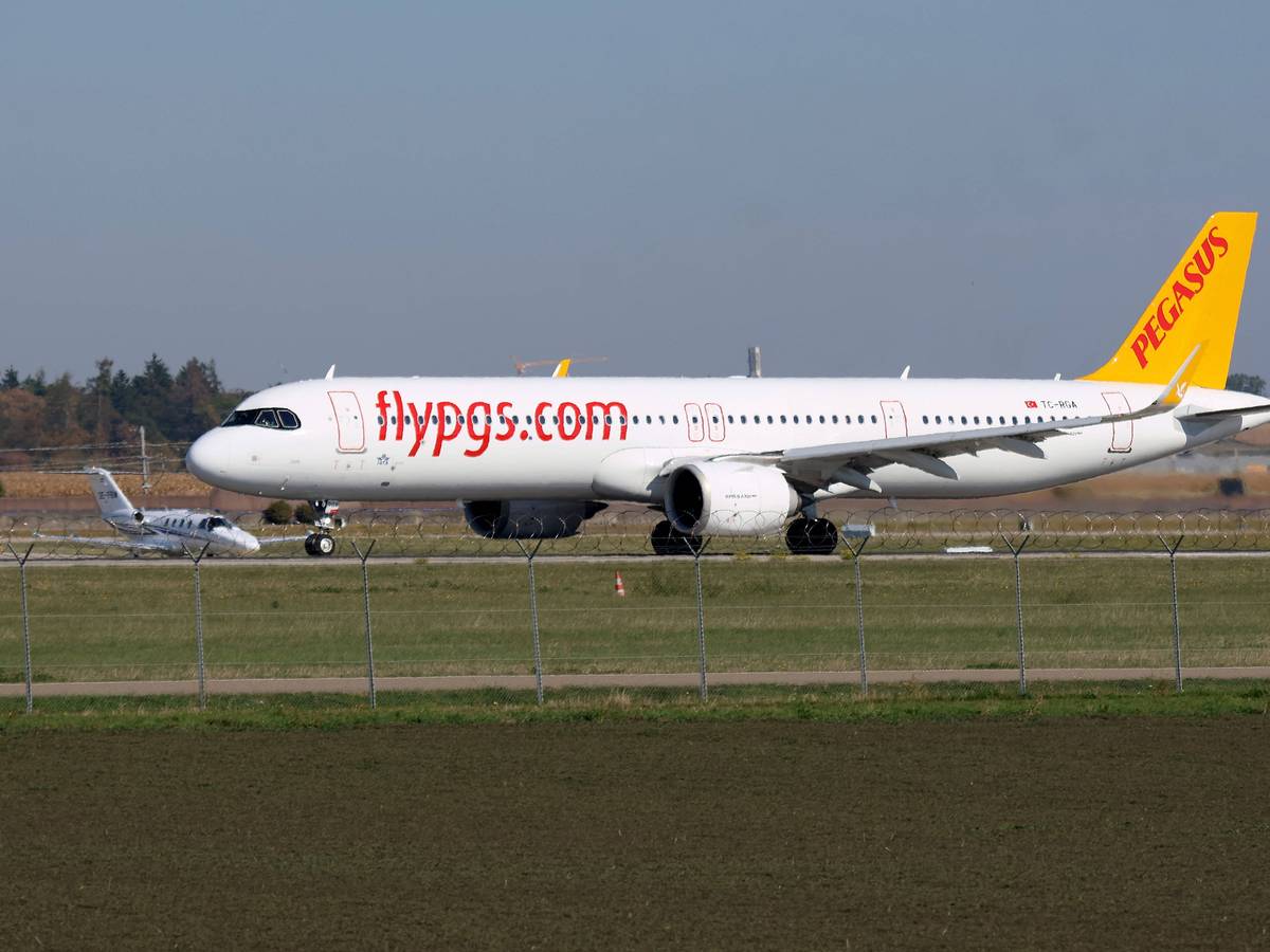 Ein Airbus der Billigairline Pegasus steht auf der Startbahn