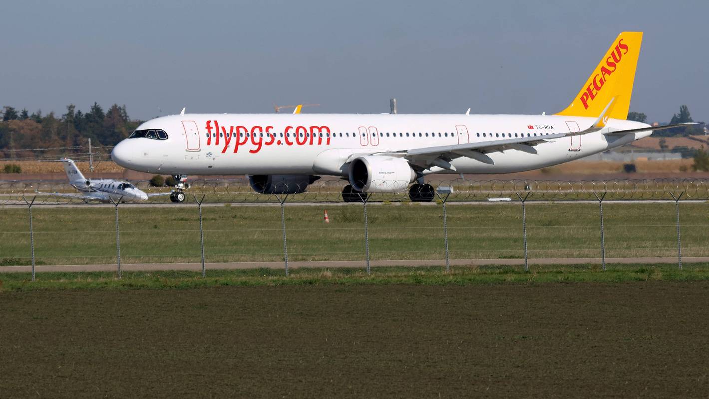 Ein Airbus der Billigairline Pegasus steht auf der Startbahn
