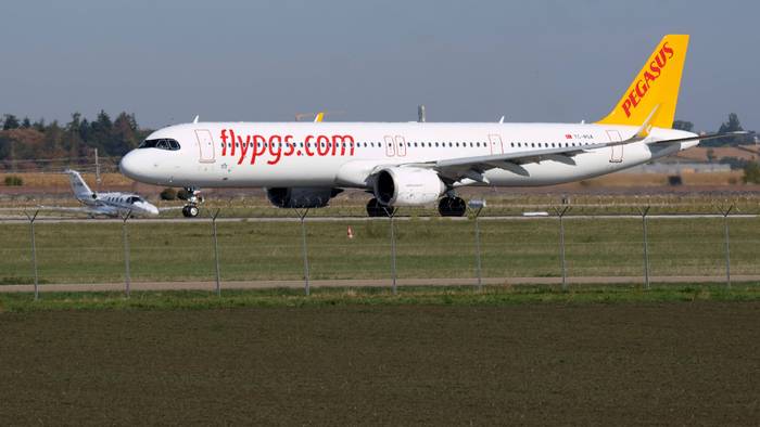 Ein Airbus der Billigairline Pegasus steht auf der Startbahn