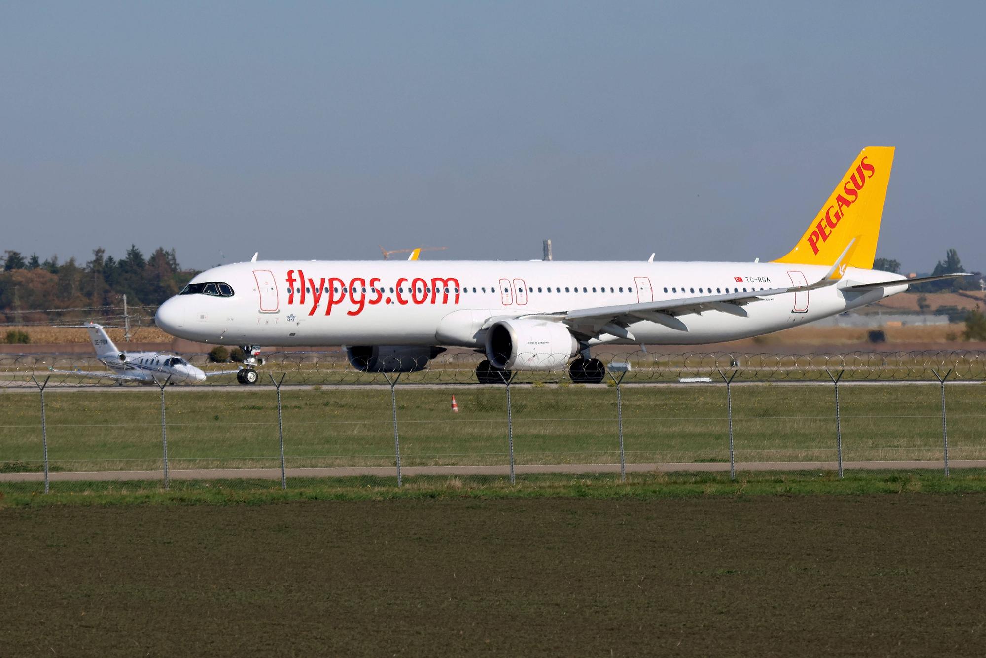 Ein Airbus der Billigairline Pegasus steht auf der Startbahn