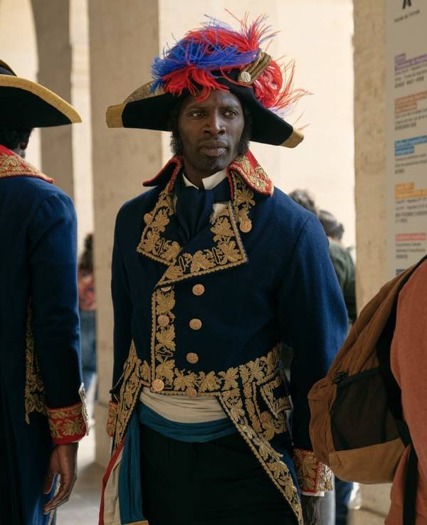 Als Meister der Verkleidung fällt Assane Diop (Omar Sy) kaum auf. (Bild: 2025 Netflix, Inc. / Emmanuel Guimier)