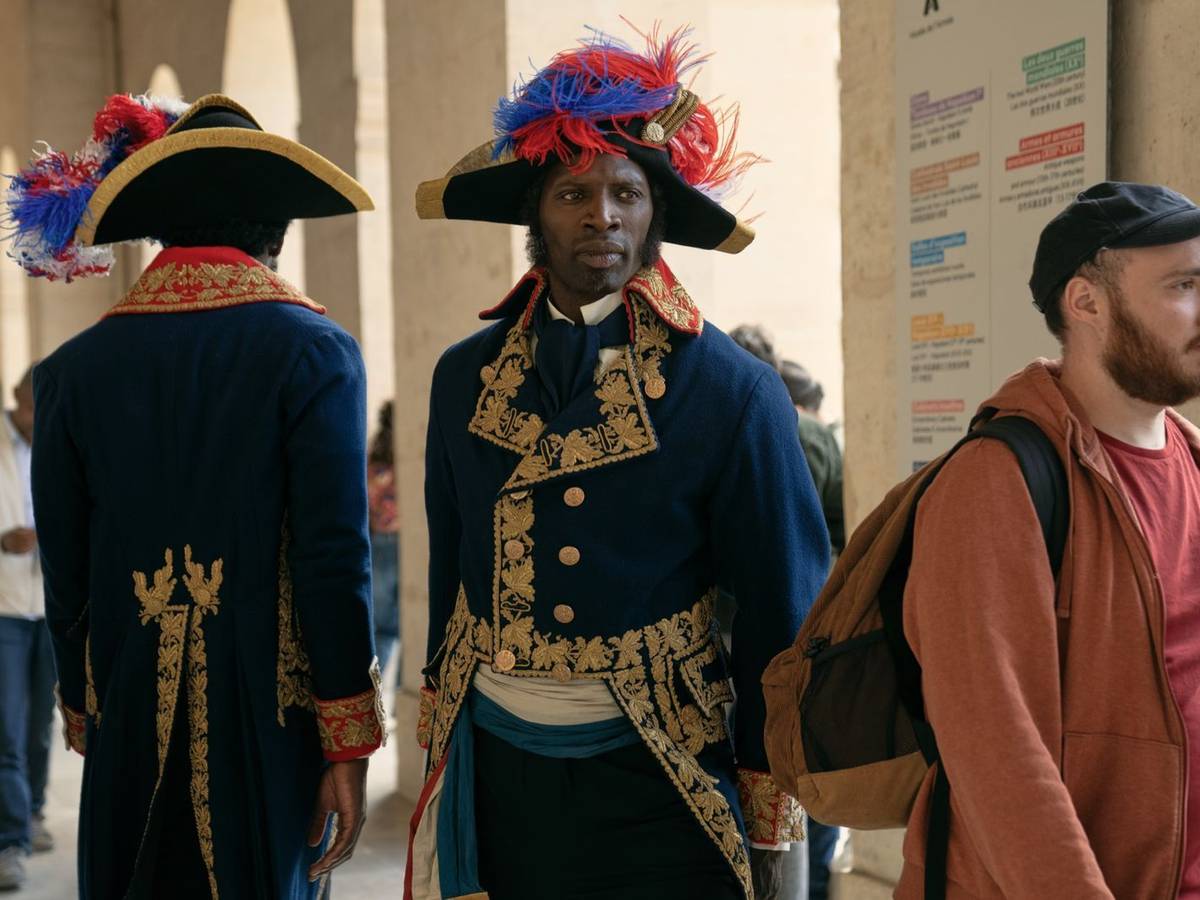 Als Meister der Verkleidung fällt Assane Diop (Omar Sy) kaum auf. (Bild: 2025 Netflix, Inc. / Emmanuel Guimier)