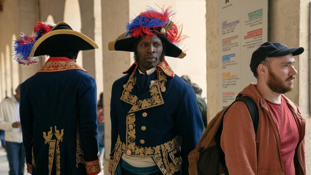 Als Meister der Verkleidung fällt Assane Diop (Omar Sy) kaum auf. (Bild: 2025 Netflix, Inc. / Emmanuel Guimier)