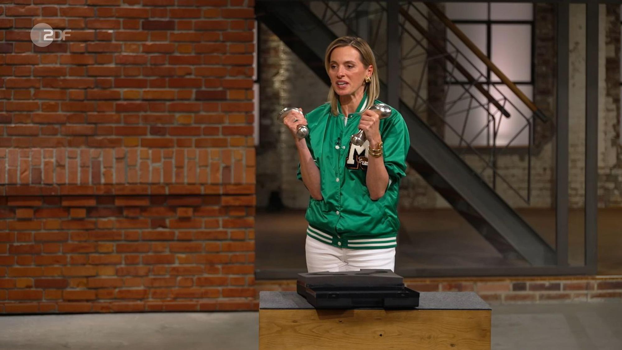 „Die sind mega!“, lagen die Hanteln gut in Lisa Nüdlings Hand. Für 320 Euro bekam sie die Sportgeräte sogar.
(Bild: ZDF)