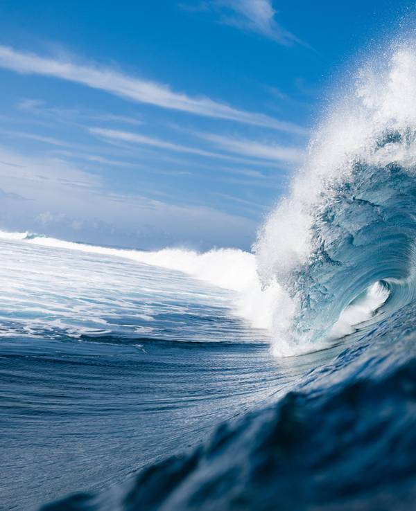 Eine Welle im Meer.