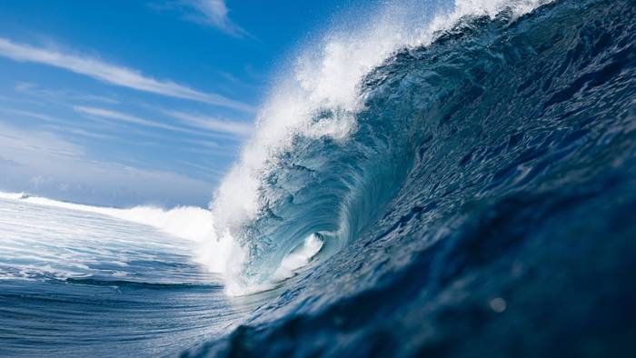 Eine Welle im Meer.