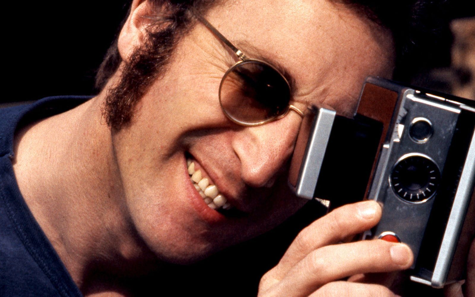 John Lennon zog nach dem Ende der Beatles nach New York, wo er mit seiner Frau Yoko Ono lebte. Doch deren Ehe war nicht immer nur jene große Liebe, die das Promi-Paar in unzähligen Kunstwerken und öffentlichen Auftritten ausstellte. Zwischen 1973 und 1975 lebte der Musiker mit seiner ehemaligen Assistentin May Pang zusammen. (Bild: May Pang)