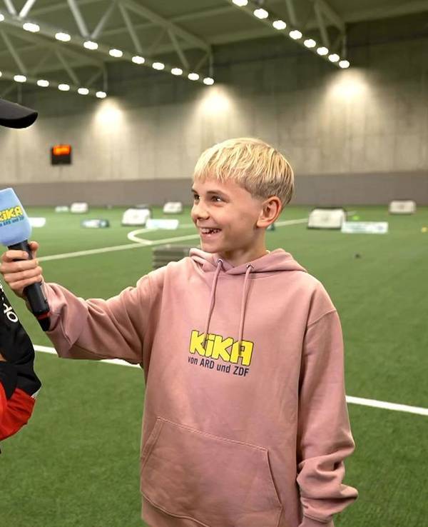 Bundestrainer Jürgen Klopp stand KiKA-Reporter Charlie am DFB-Campus in Frankfurt Rede und Antwort. (Bild: KiKA / ARD / ZDF)