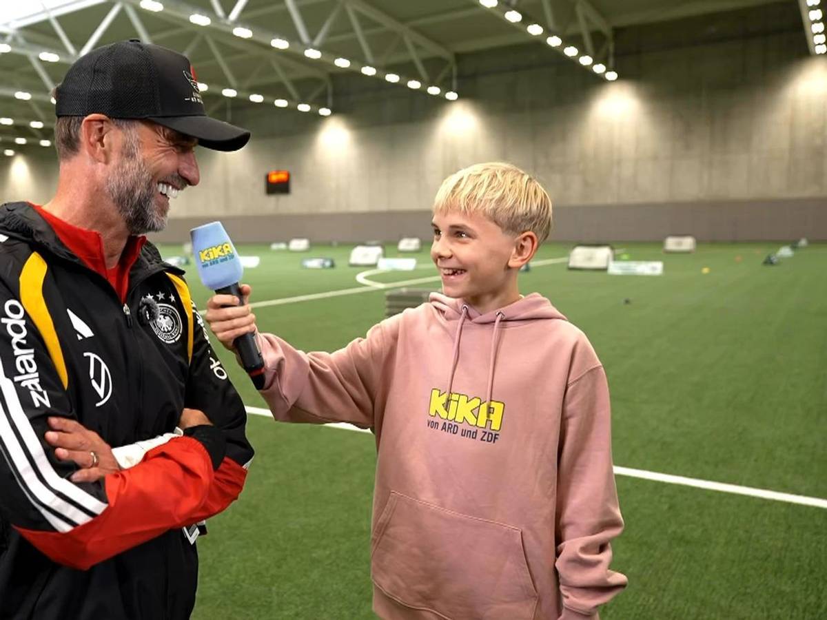 Bundestrainer Jürgen Klopp stand KiKA-Reporter Charlie am DFB-Campus in Frankfurt Rede und Antwort. (Bild: KiKA / ARD / ZDF)