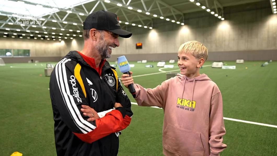 Bundestrainer Jürgen Klopp stand KiKA-Reporter Charlie am DFB-Campus in Frankfurt Rede und Antwort. (Bild: KiKA / ARD / ZDF)