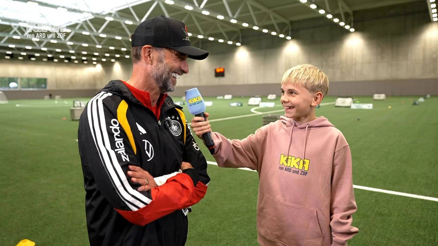 Bundestrainer Jürgen Klopp stand KiKA-Reporter Charlie am DFB-Campus in Frankfurt Rede und Antwort. (Bild: KiKA / ARD / ZDF)