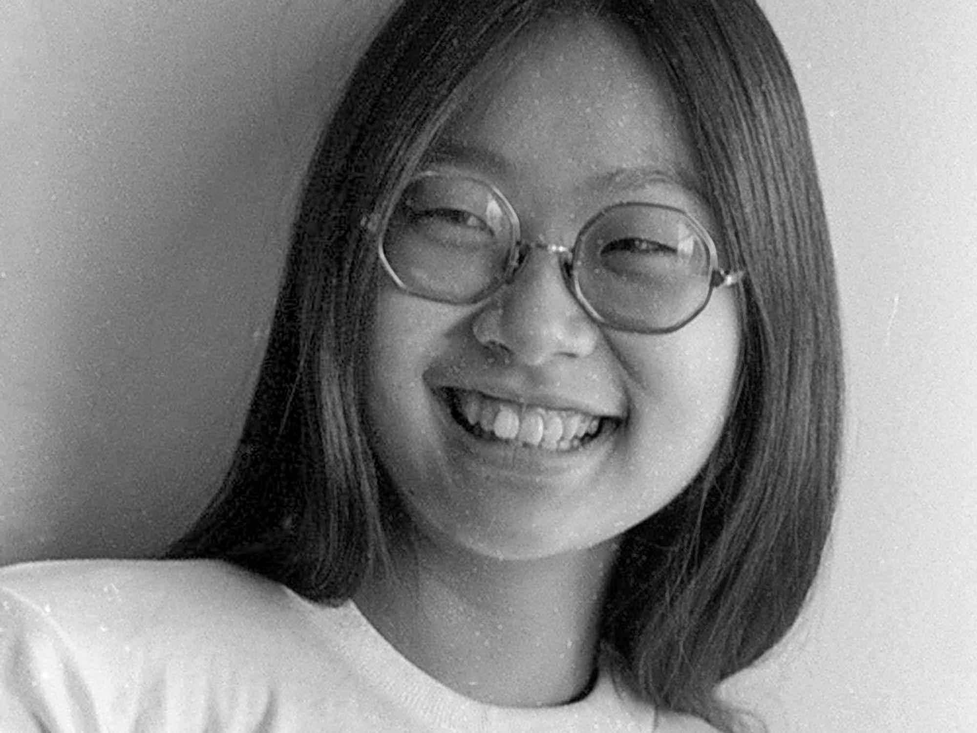 May Pang, New Yorkerin mit chinesischen Wurzeln, arbeitete zunächst bei Apple Records, der Plattenfirma der Beatles, in New York. Später wurde sie persönliche Assistentin des ebenfalls in New York lebenden Paares John Lennon und Yoko Ono. Als deren Ehe in die Krise geriet soll Yoko Ono selbst May Pang ermutigt haben, intensiver auf John zuzugehen. (Bild: May Pang)