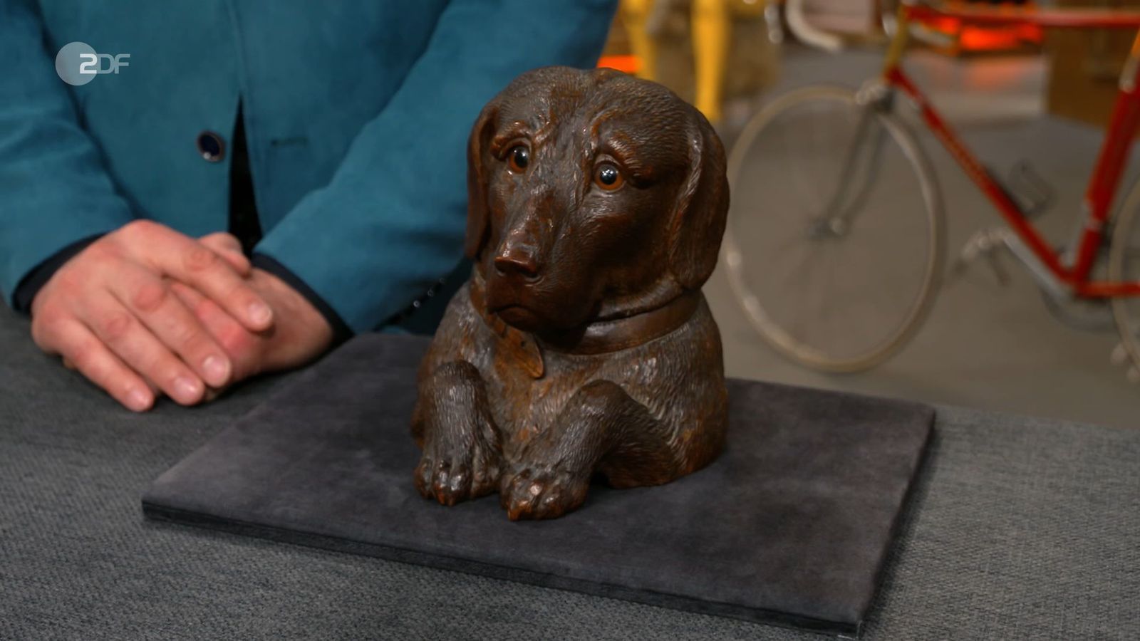 Erfolgreicher war der Verkäufer einer Tabakdose aus Holz in Form eines Retrievers aus der Zeit um 1903 mit einem geschätzten Wert von 500 bis 800 Euro. Friedrich Häusser bezahlte 770 Euro. 
 (Bild: ZDF)