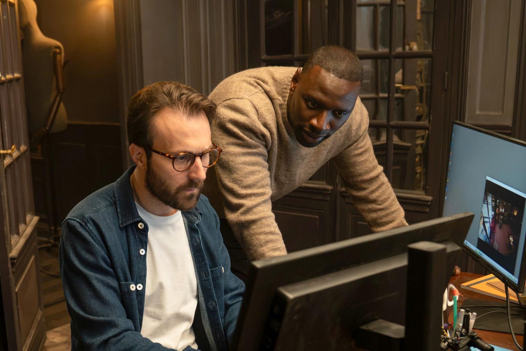 Mit seinem besten Freund Benjamin (Antoine Gouy, links) heckt Assane Diop (Omar Sy) auch in der vierten Staffel von „Lupin“ wieder verwegenen Coups aus. (Bild: 2025 Netflix, Inc. / Emmanuel Guimier)