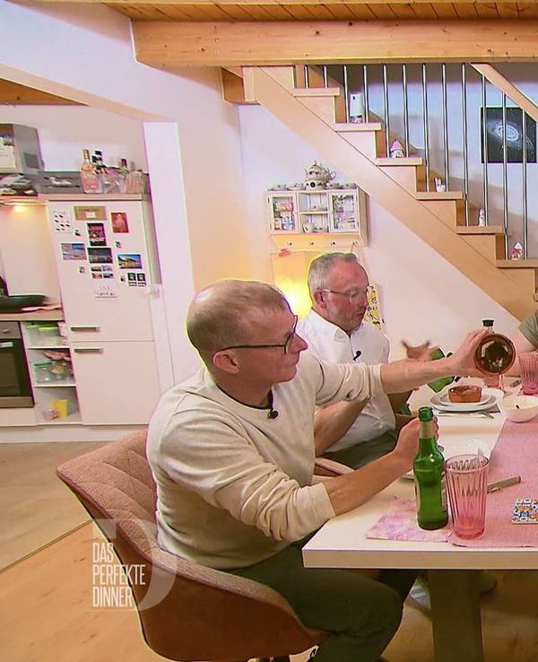 Kann das Schokoladen-Soufflé die hohen Erwartungen erfüllen?
(Bild: RTL)