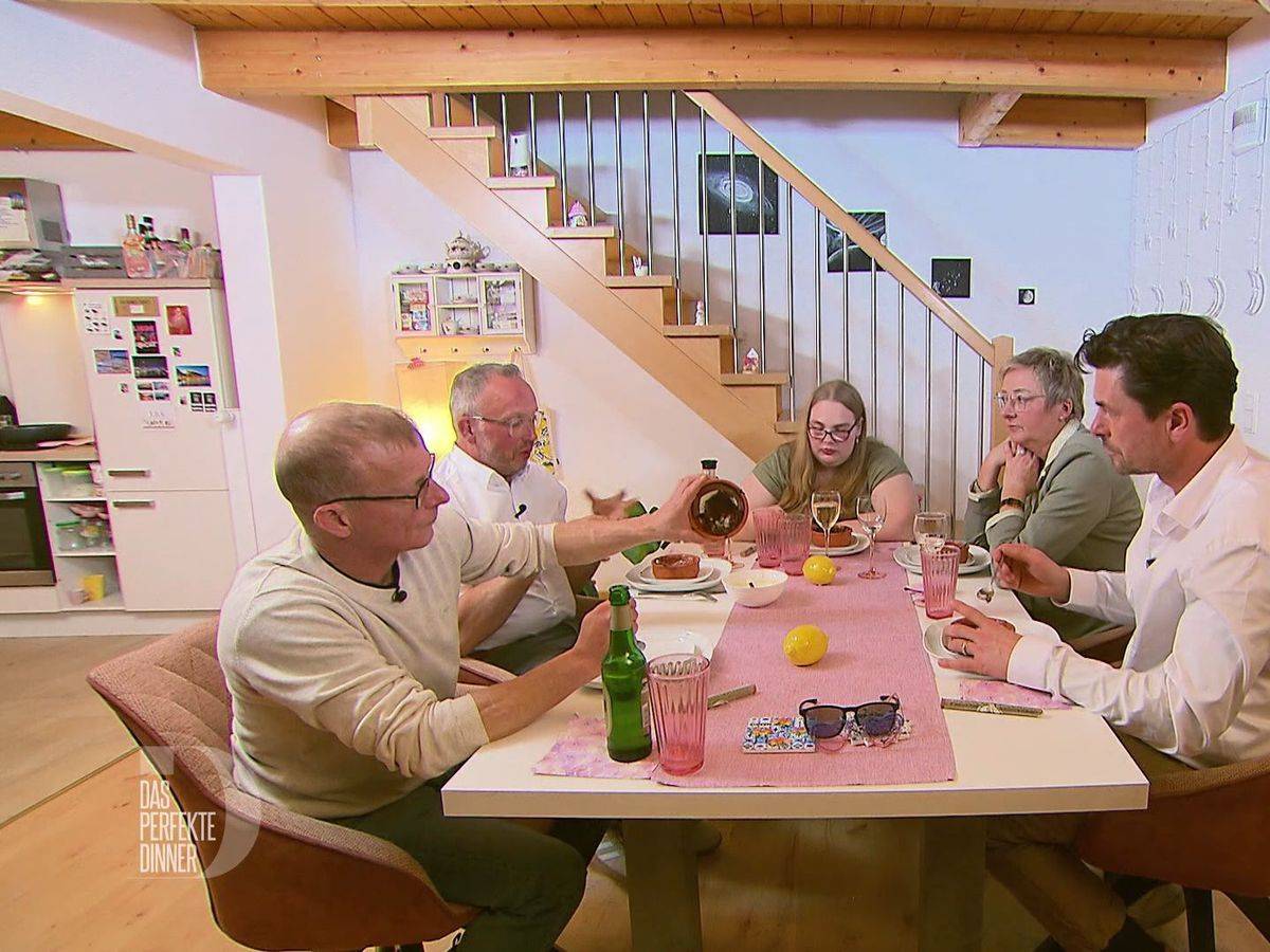 Kann das Schokoladen-Soufflé die hohen Erwartungen erfüllen?
(Bild: RTL)