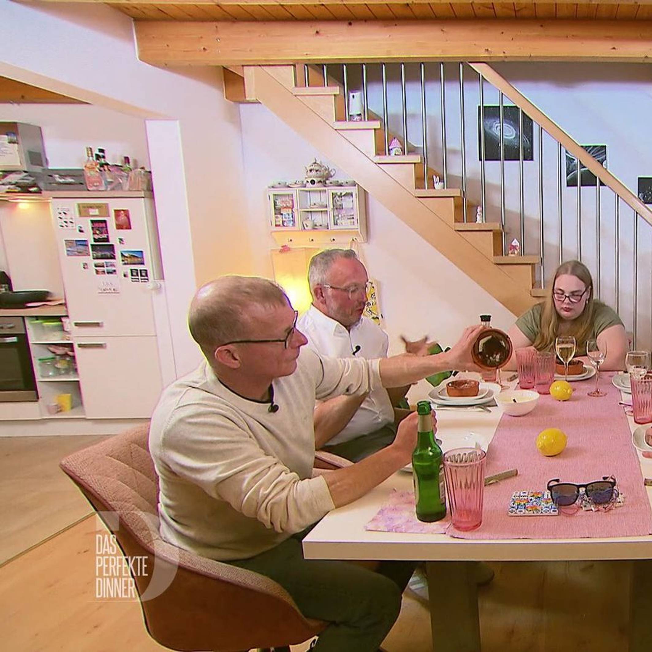 Kann das Schokoladen-Soufflé die hohen Erwartungen erfüllen?
(Bild: RTL)
