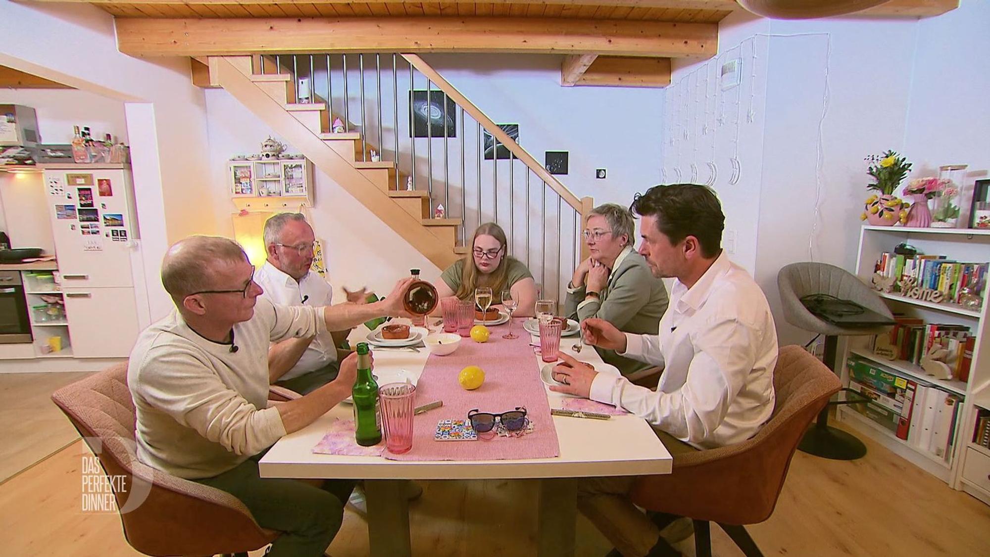 Kann das Schokoladen-Soufflé die hohen Erwartungen erfüllen?
(Bild: RTL)