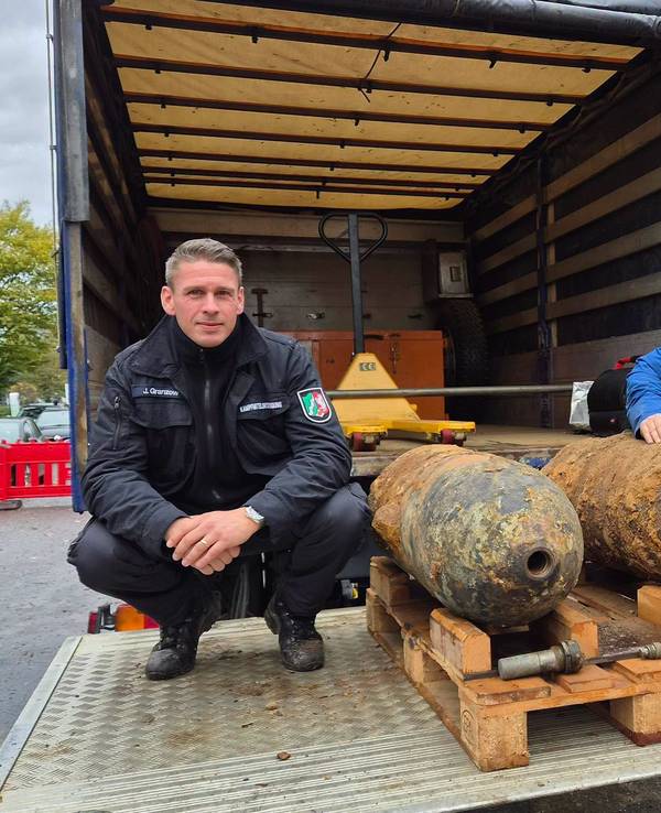 Julian Granzow (Entschärfer) und Alexander Püttmann vom Kampfmittelbeseitigungsdienst mit den beiden entschärften Blindgängern in Neuss.
