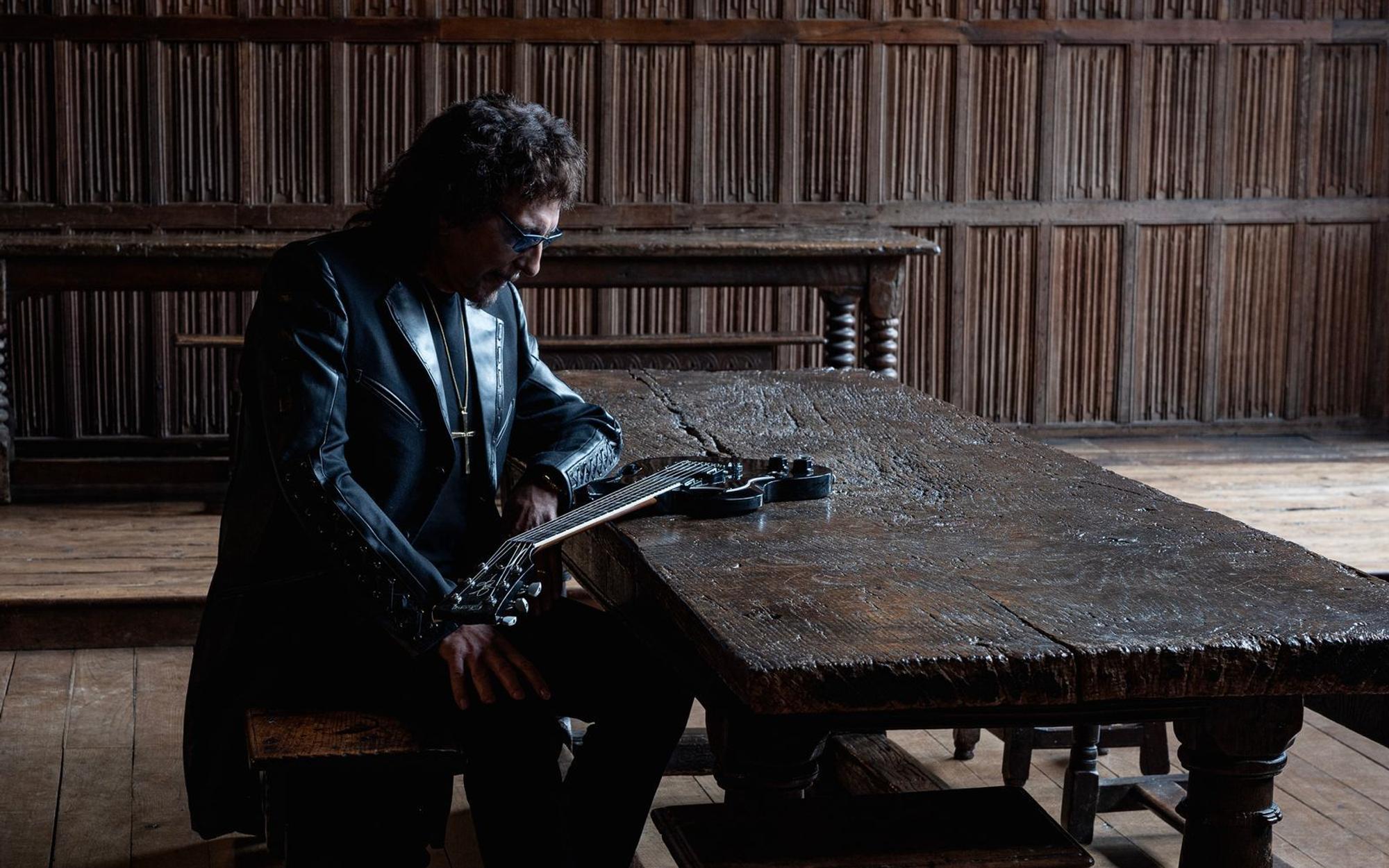 Tony Iommi zieht mit seiner Gitarre in ein neues episches Heavy-Metal-Abenteuer: Das Album „From The Dark“ ist ab sofort erhältlich. (Bild: Ross Halfin)