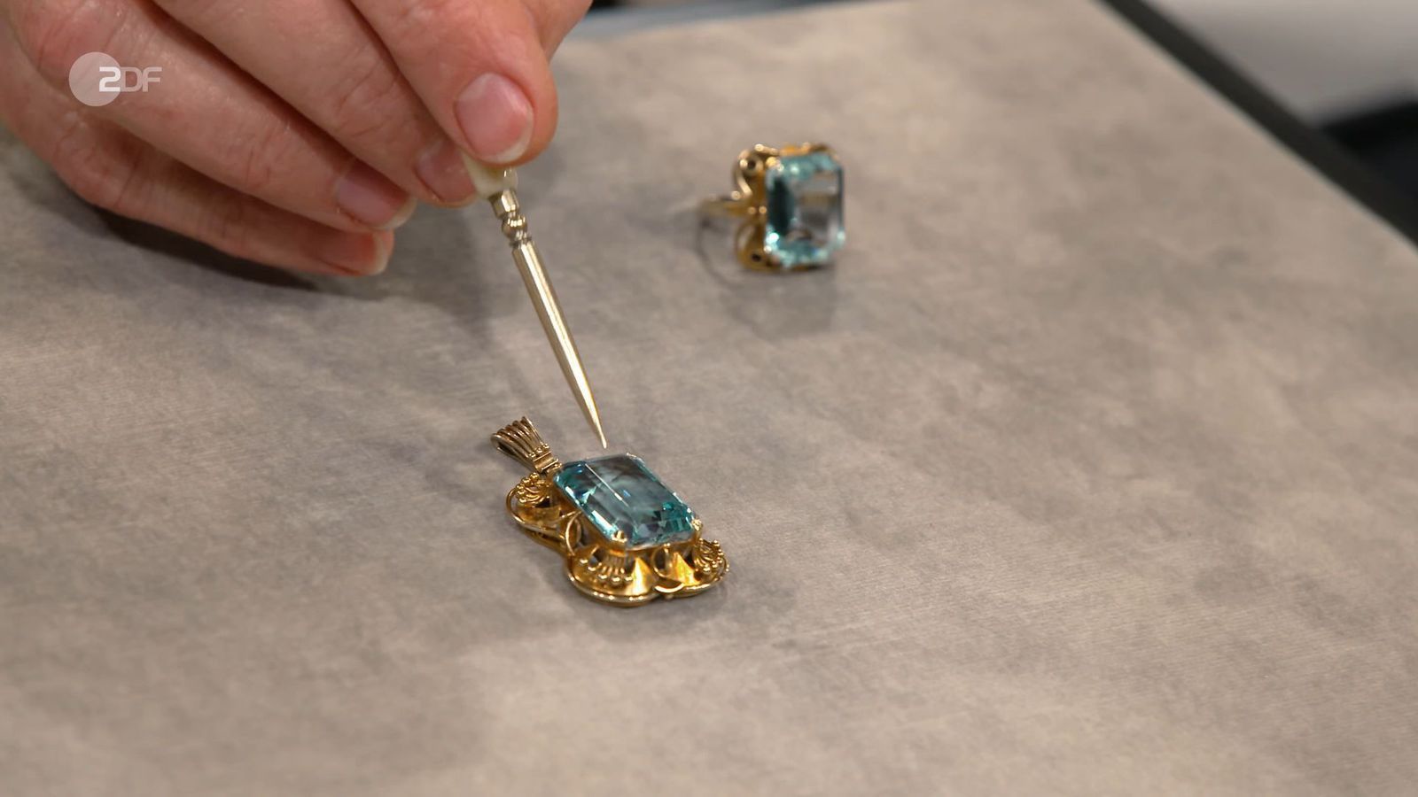 Anhänger und Ring mit Aquamarinen von Wilhelm Stoll aus den 1930er- bis 50er-Jahren hatten einen Gesamtwert von 3.000 bis 3.500 Euro. Sarah Schreiber freute sich über den Zuschlag bei 2.700 Euro. 
 (Bild: ZDF)