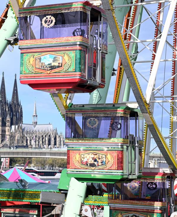 Aufbau der Deutzer Kirmes. Blick auf Riesenrad und Dom.