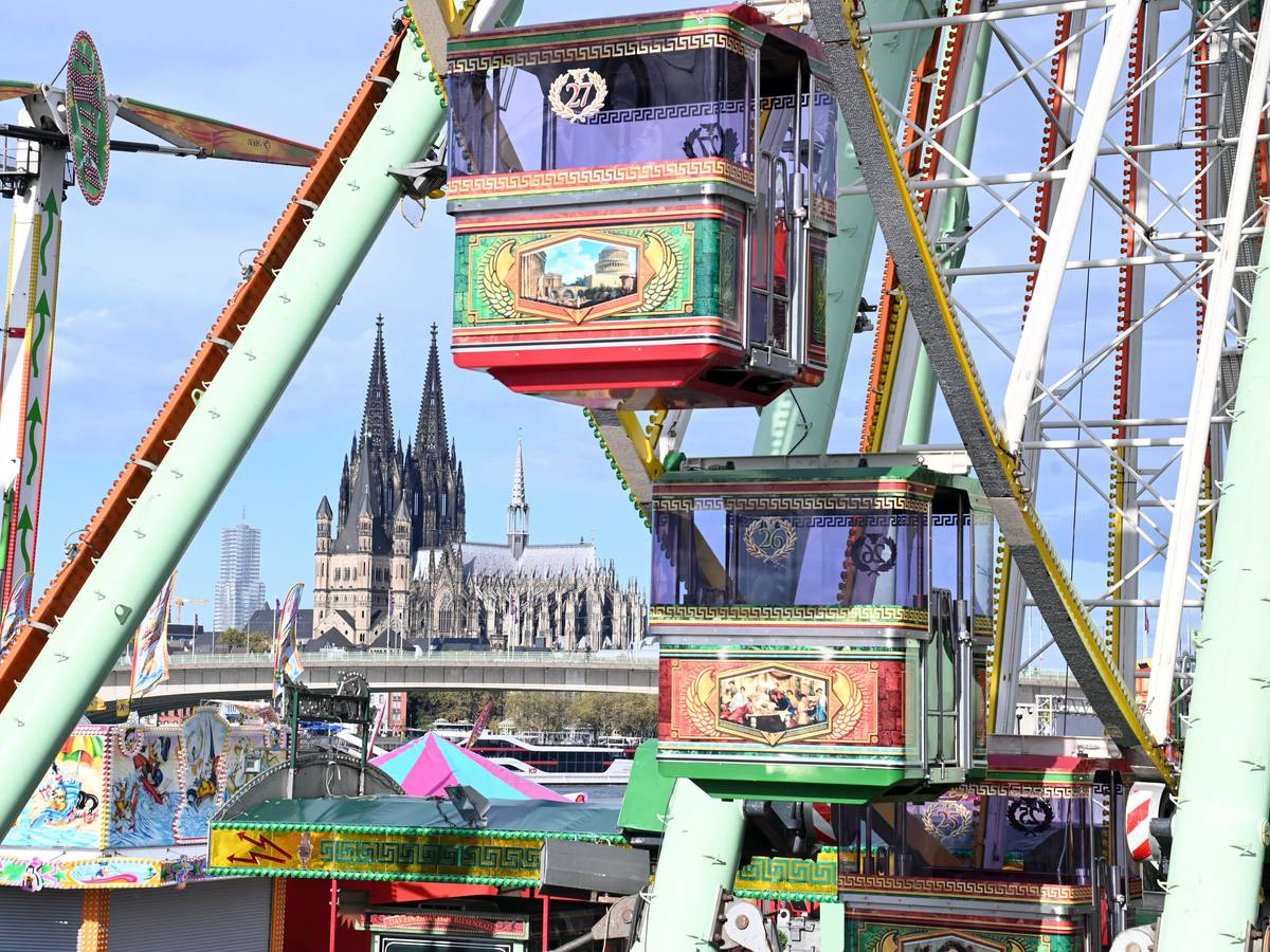 Aufbau der Deutzer Kirmes. Blick auf Riesenrad und Dom.