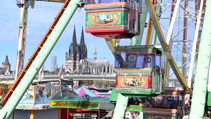 Aufbau der Deutzer Kirmes. Blick auf Riesenrad und Dom.