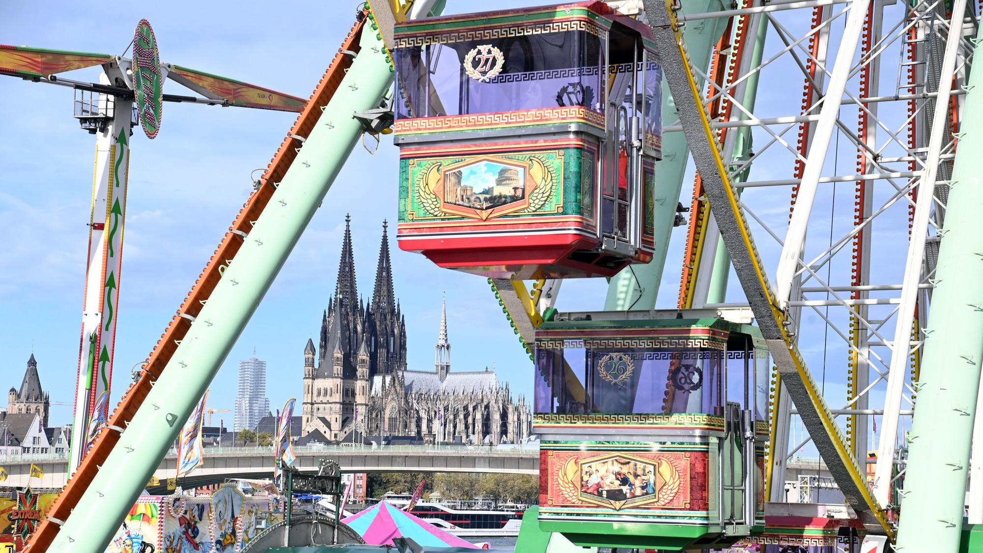 Aufbau der Deutzer Kirmes. Blick auf Riesenrad und Dom.