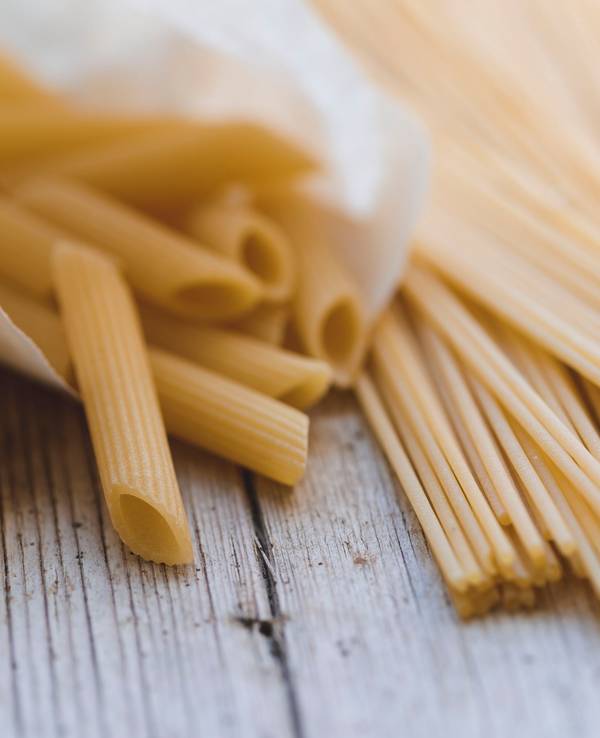 Verschiedene Nudeln liegen auf einem Holztisch. Die Pasta Sassella Tartero GmbH aus Rheinbach ist insolvent.