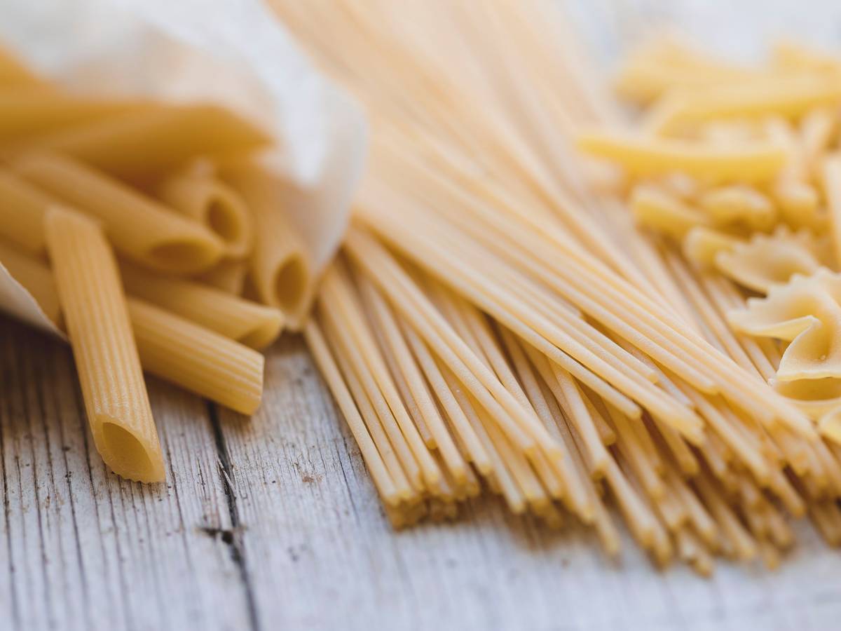 Verschiedene Nudeln liegen auf einem Holztisch. Die Pasta Sassella Tartero GmbH aus Rheinbach ist insolvent.