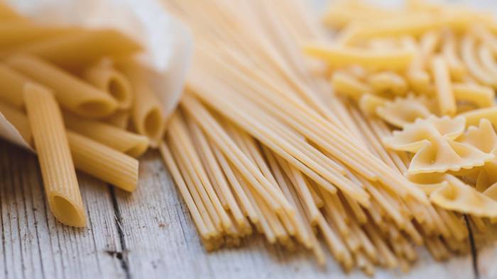 Verschiedene Nudeln liegen auf einem Holztisch. Die Pasta Sassella Tartero GmbH aus Rheinbach ist insolvent.