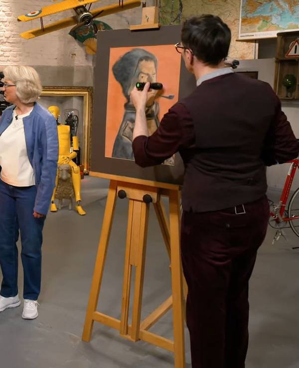 „Ihr seht wesentlich freundlicher aus als der Herr auf dem Bild“, begrüßte Horst Lichter die beiden Verkäuferinnen.
(Bild: ZDF)