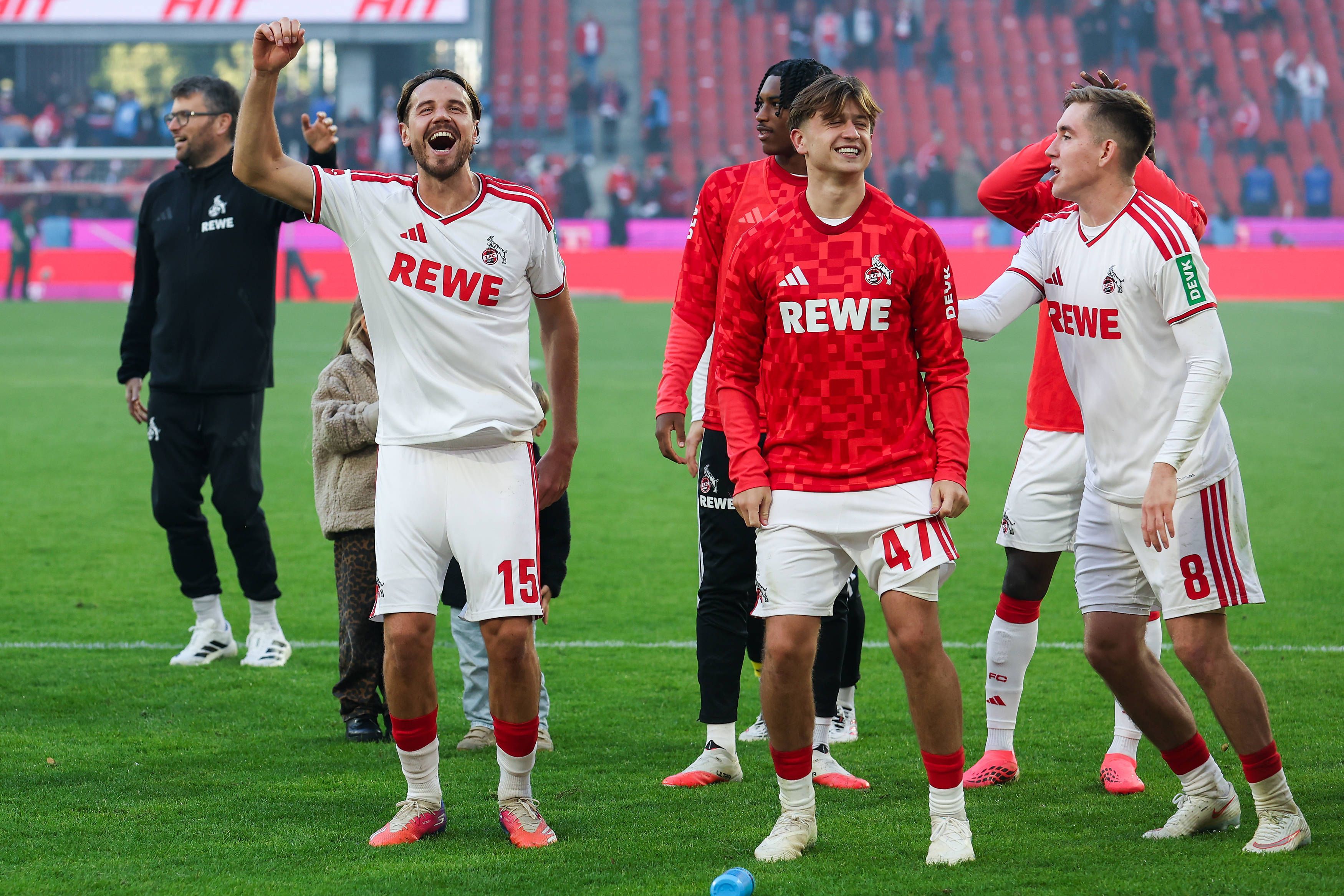Die Spieler des 1. FC Köln jubeln über einen Sieg.