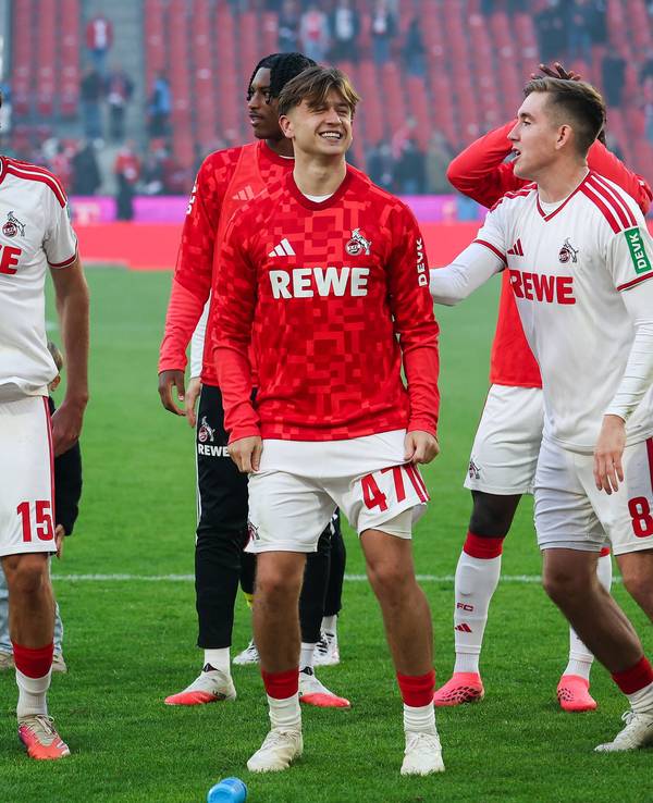 Die Spieler des 1. FC Köln jubeln über einen Sieg.