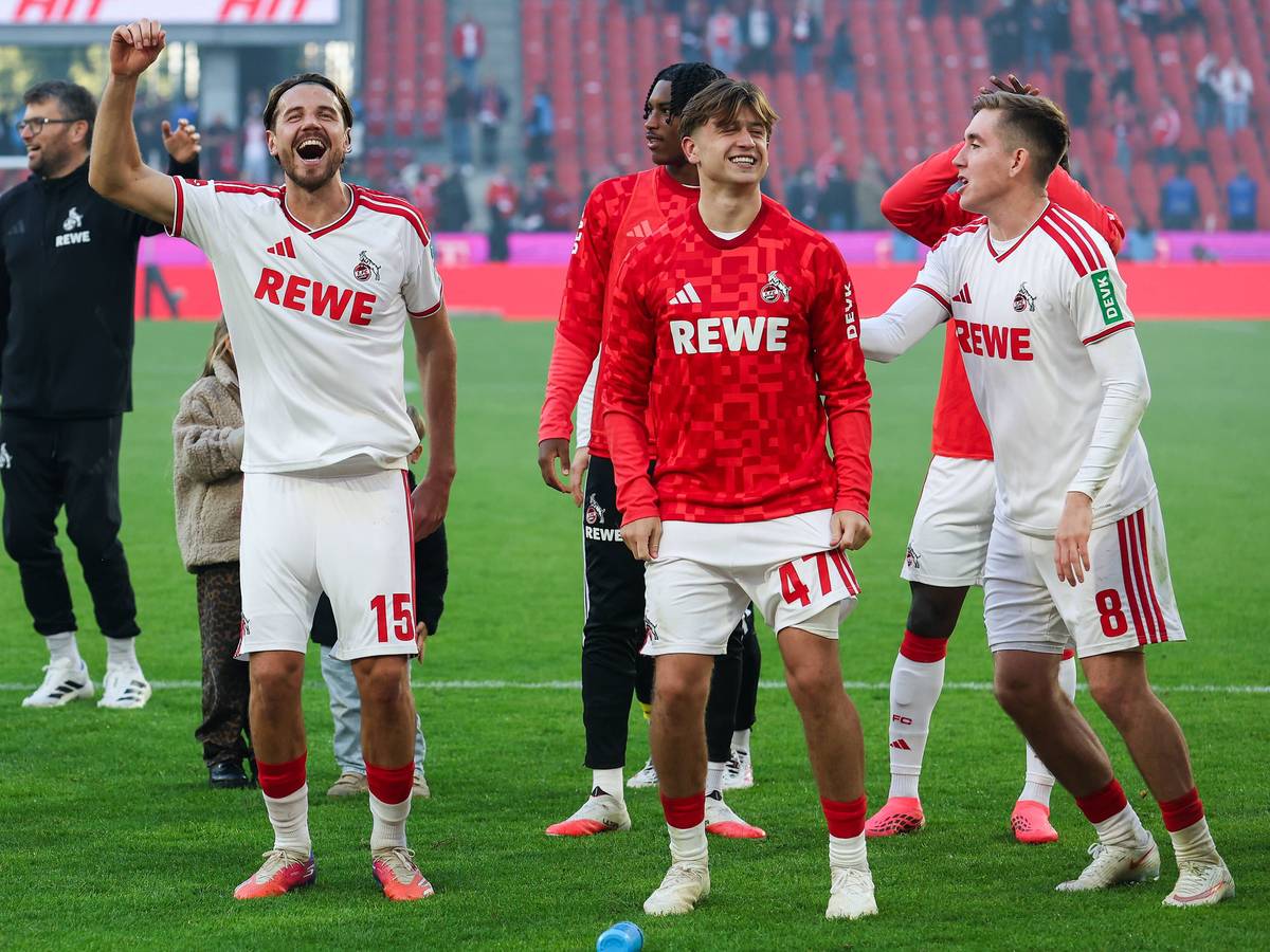 Die Spieler des 1. FC Köln jubeln über einen Sieg.