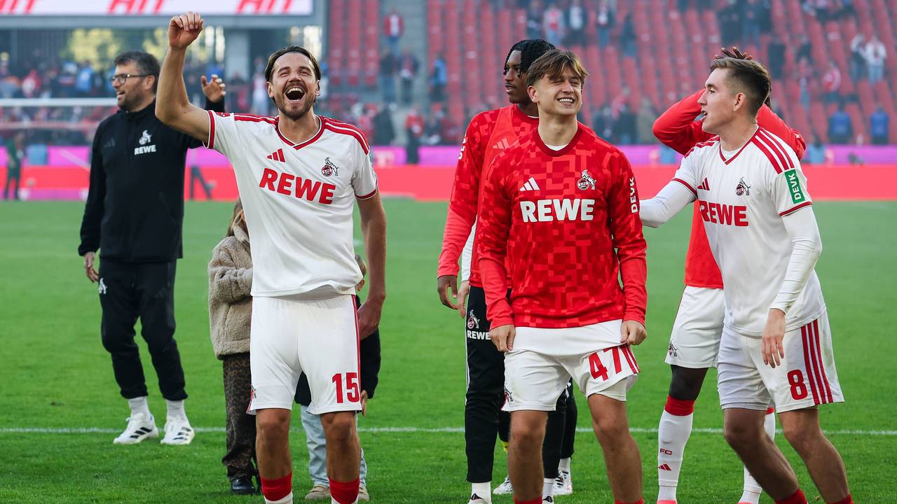Die Spieler des 1. FC Köln jubeln über einen Sieg.