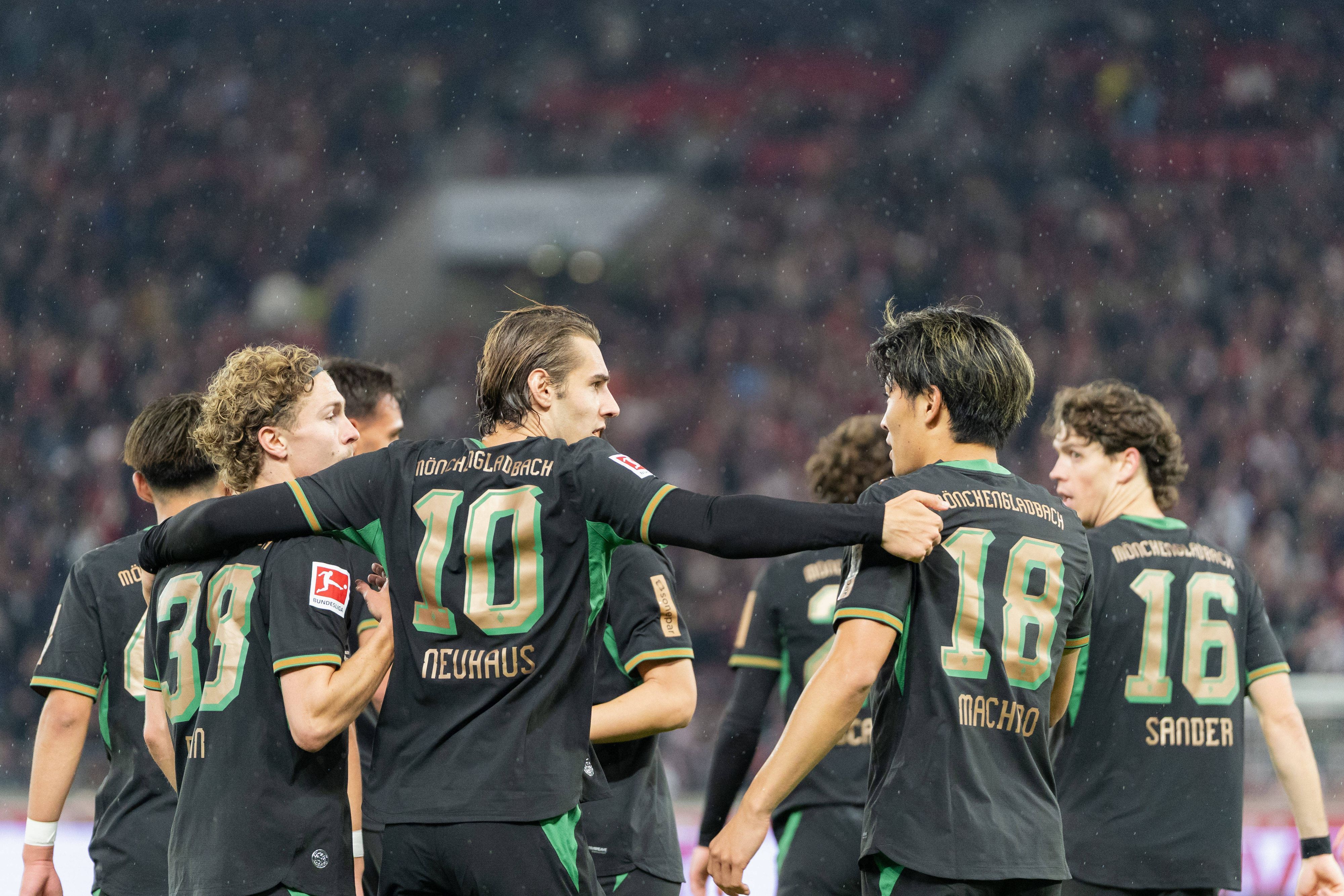 Die Profis von Borussia Mönchengladbach freuen sich miteinander.