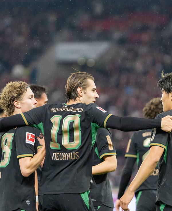 Die Profis von Borussia Mönchengladbach freuen sich miteinander.